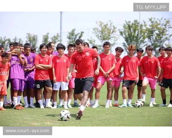 足球球星带刀侍卫背后的传奇故事与他在绿茵场的铁血气质解析